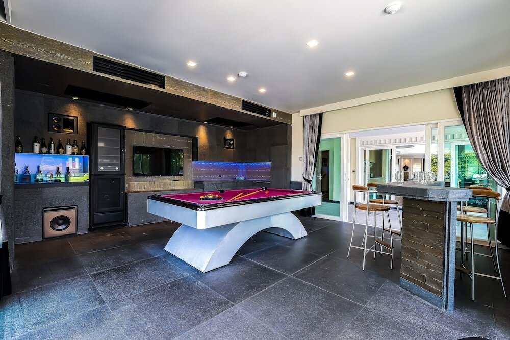 Фото Luxury Mansion 6 Br on Golf Course Jb