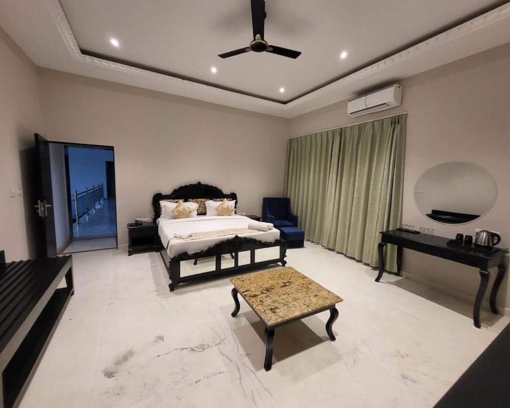 Фото Hotel Suryauday