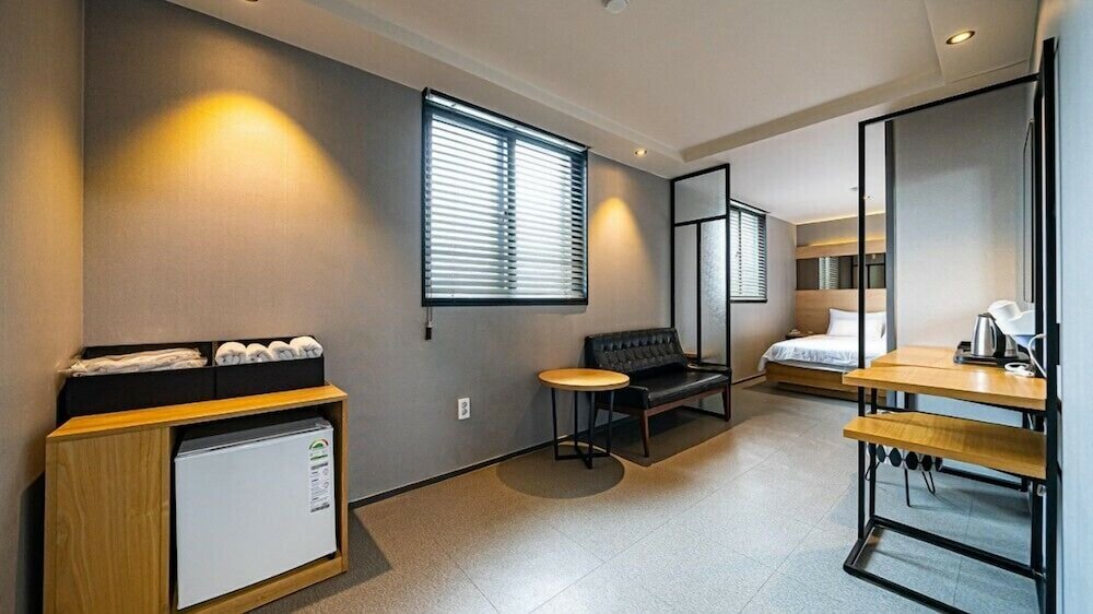 Фото Geoje Hotel Deluxe and Guest House