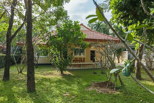 Гостиница Lovely House With Access to Large Swimming Pool and Near Chalong Pier