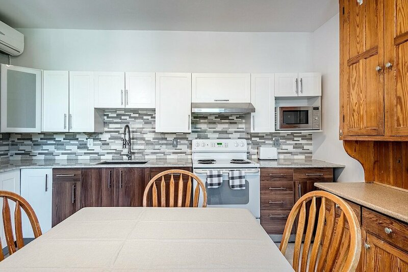 Гостиница Beautiful 6br Apt Near Olympic Stadium в Монреале