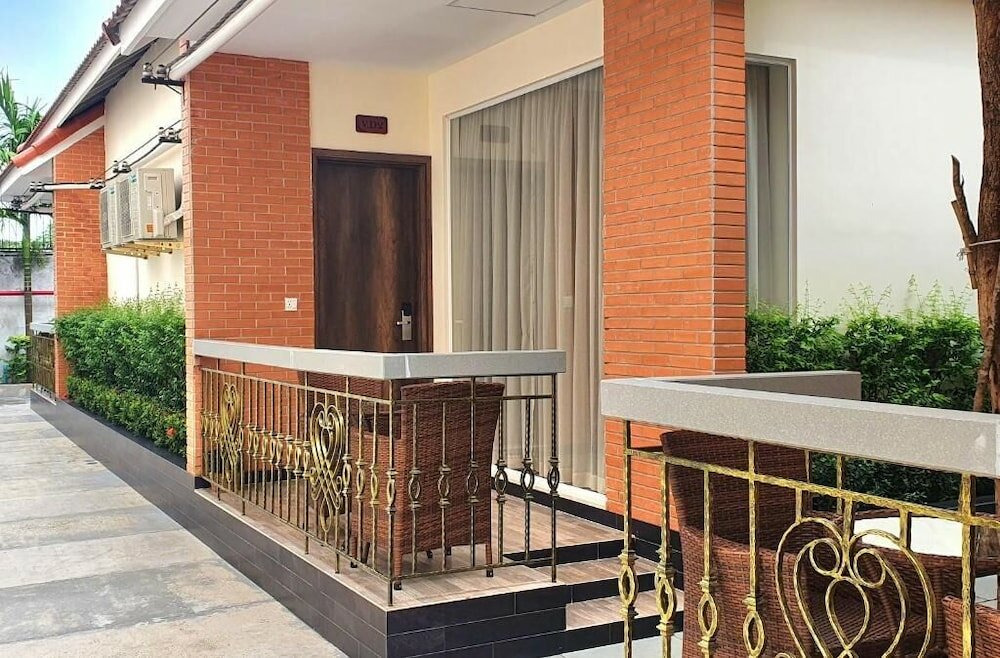 Фото Sea Breeze Hotel & Villa