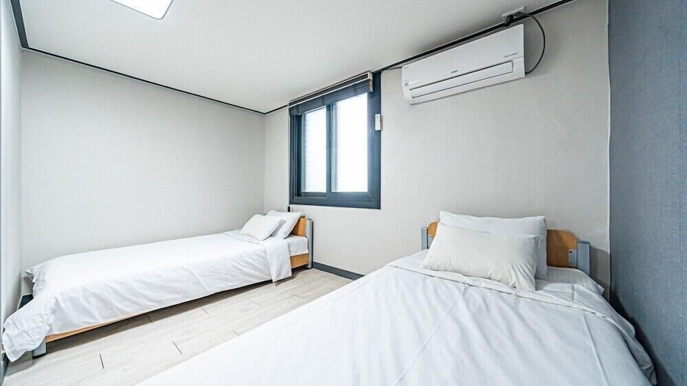 Фото Geoje Hotel Deluxe and Guest House