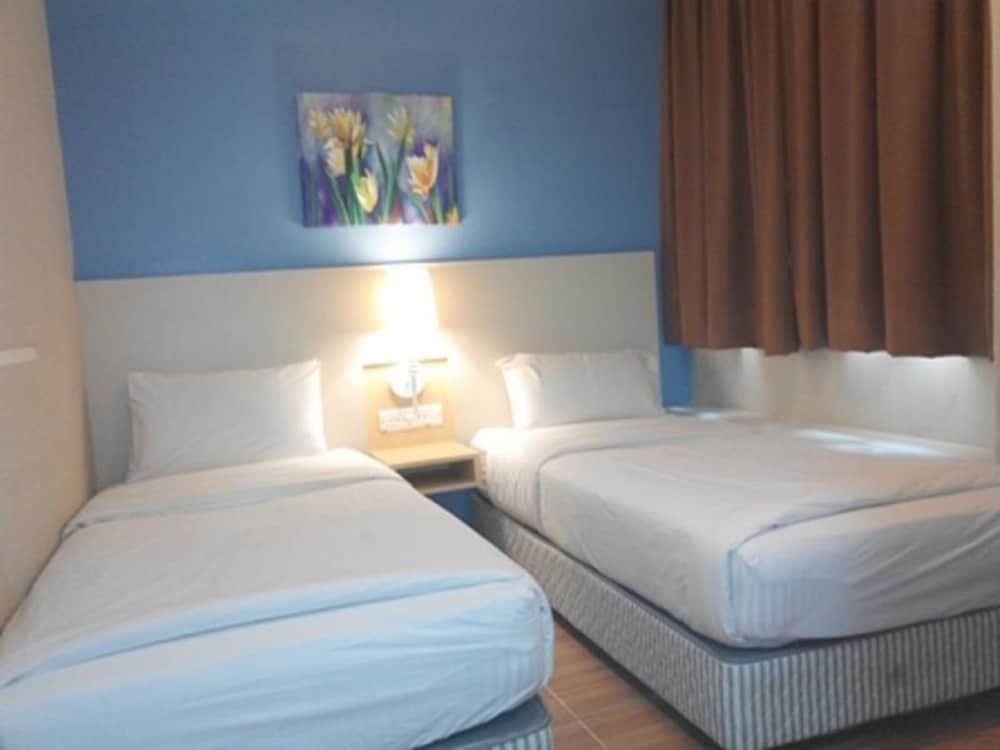 Фото Station Eight Inn