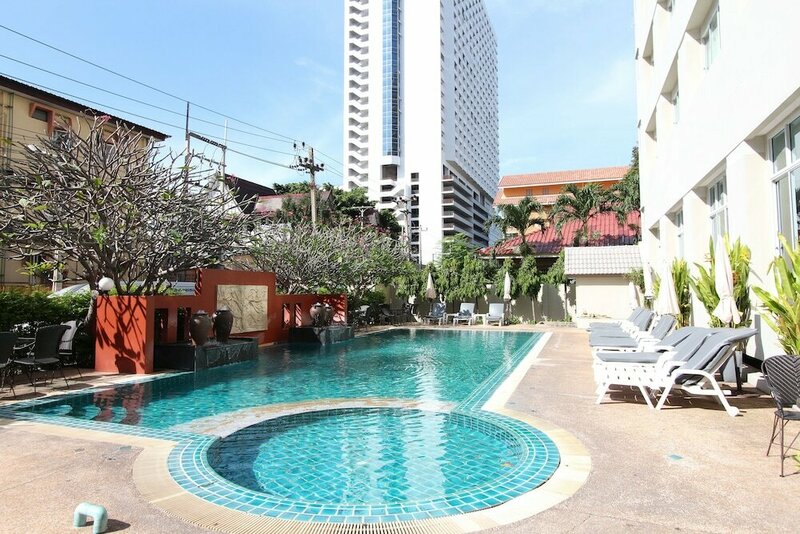 Гостиница Crown Pattaya Beach Hotel в Паттайе