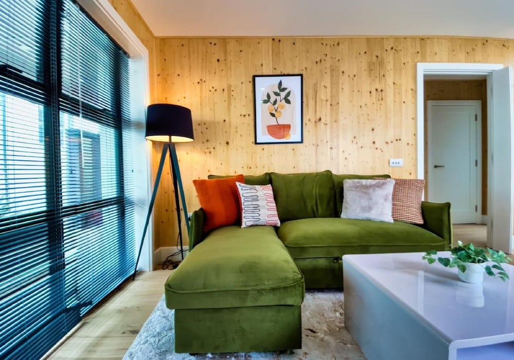 Фото Green Mews Houses with free parking by My Getaways