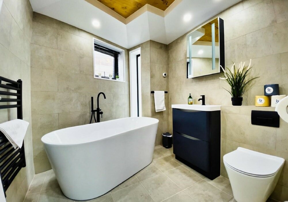 Фото Green Mews Houses with free parking by My Getaways