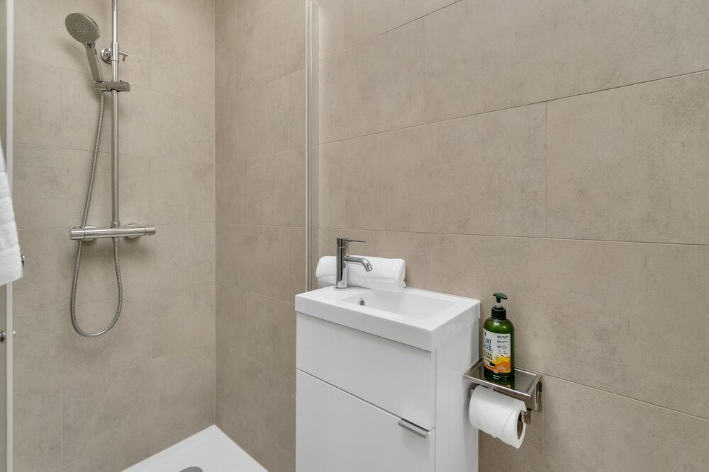 Фото Green Mews Houses with free parking by My Getaways