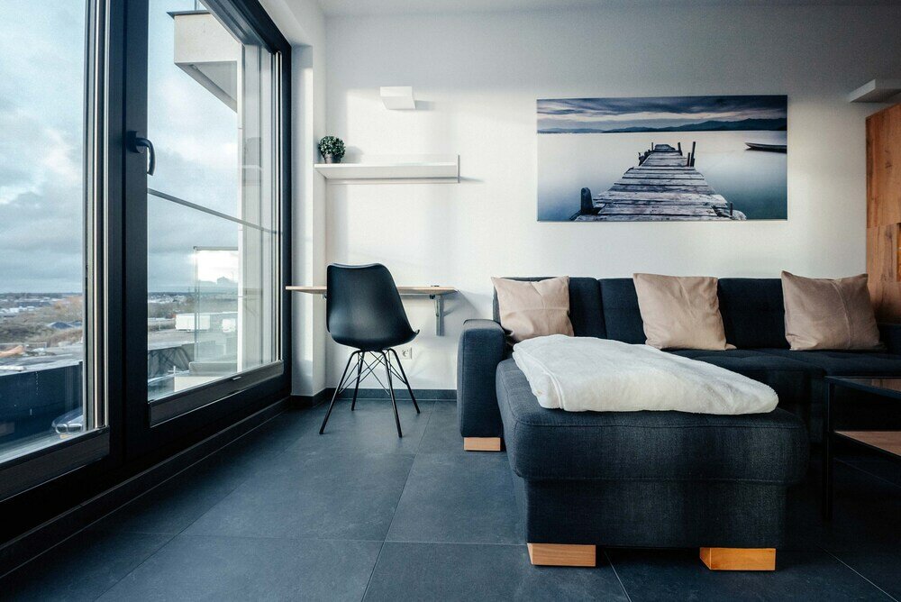 Фото Bright Chic 1br Apt w Balc & Prkg