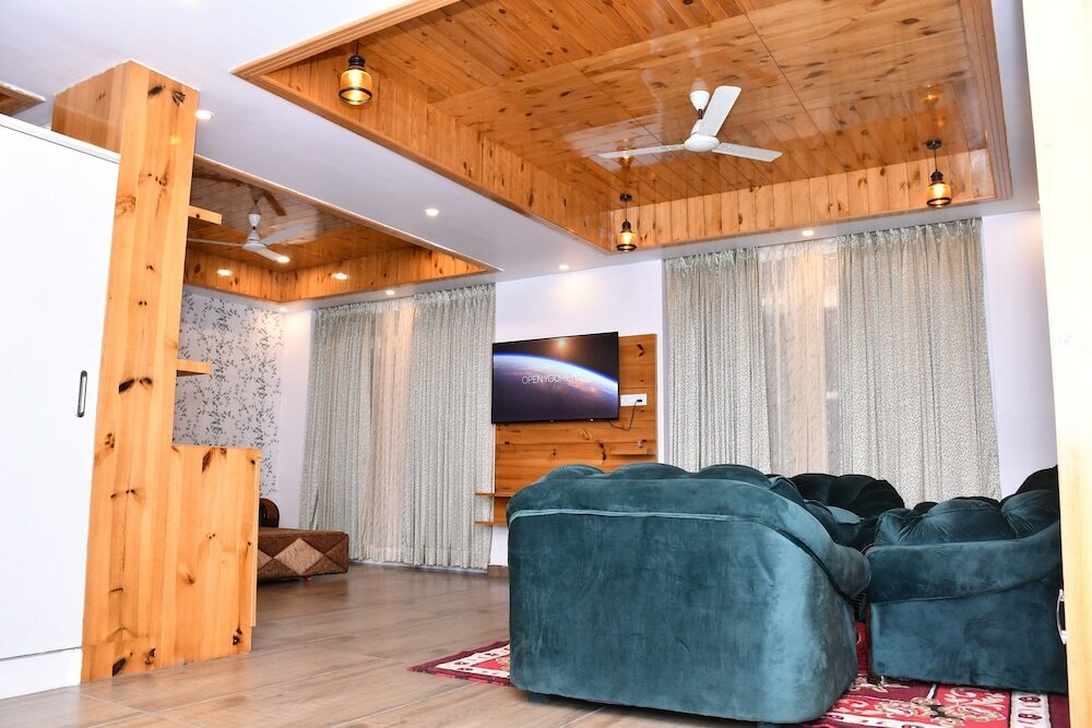 Фото Hotel The Crown