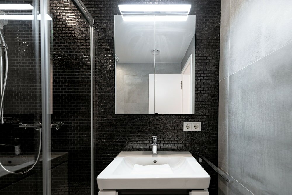 Фото Inviting Apt w Balc & Prkg in Cessange