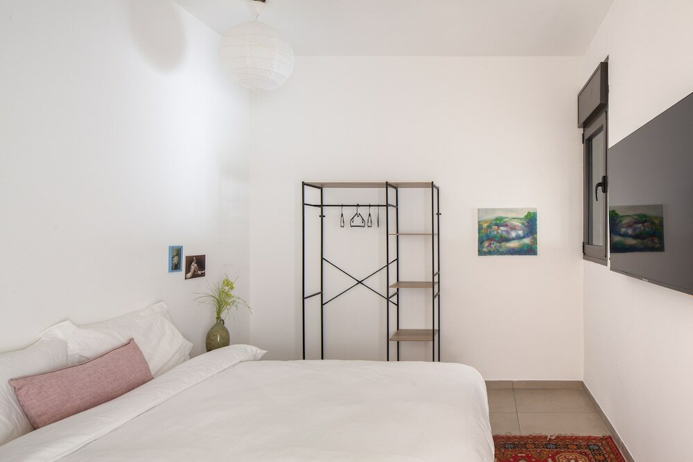 Фото Cozy 2bdr with Parking