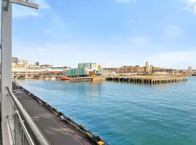 Гостиница Relaxing Sea Wharf View Apartment в Окленде
