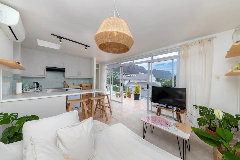 Фото Stylish and Bright 1 Bedroom Apartment - Camps Bay