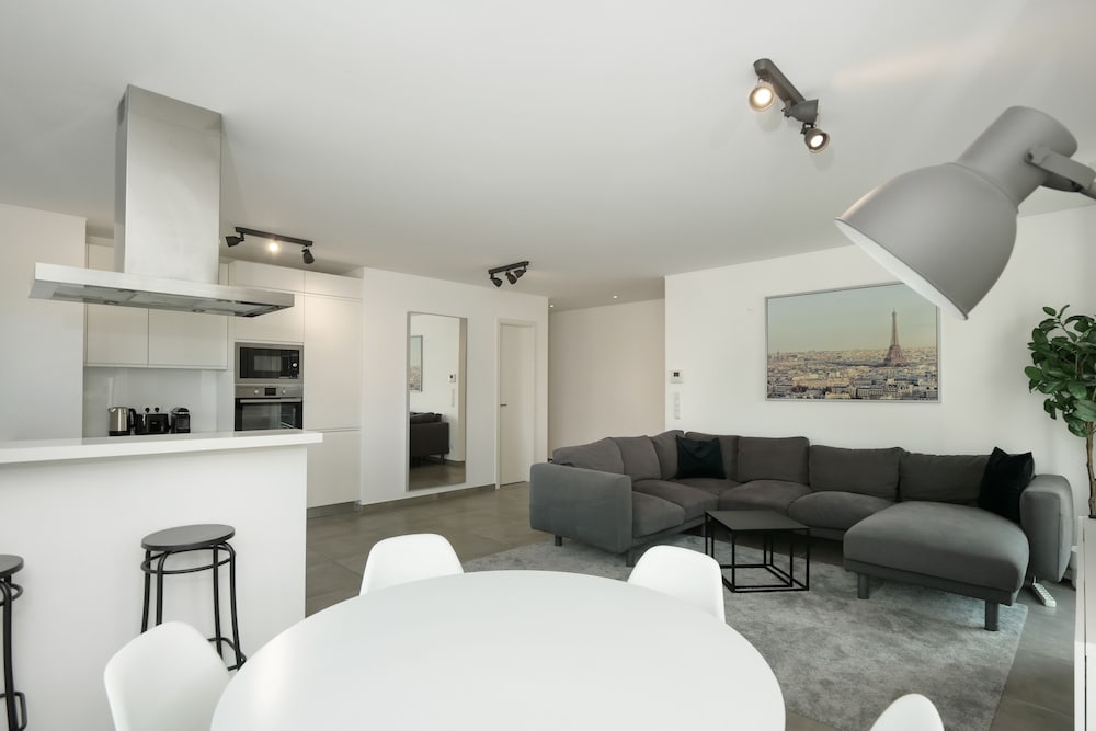 Фото 2br Apt 100 m2 w Terrace Garden & Pkg