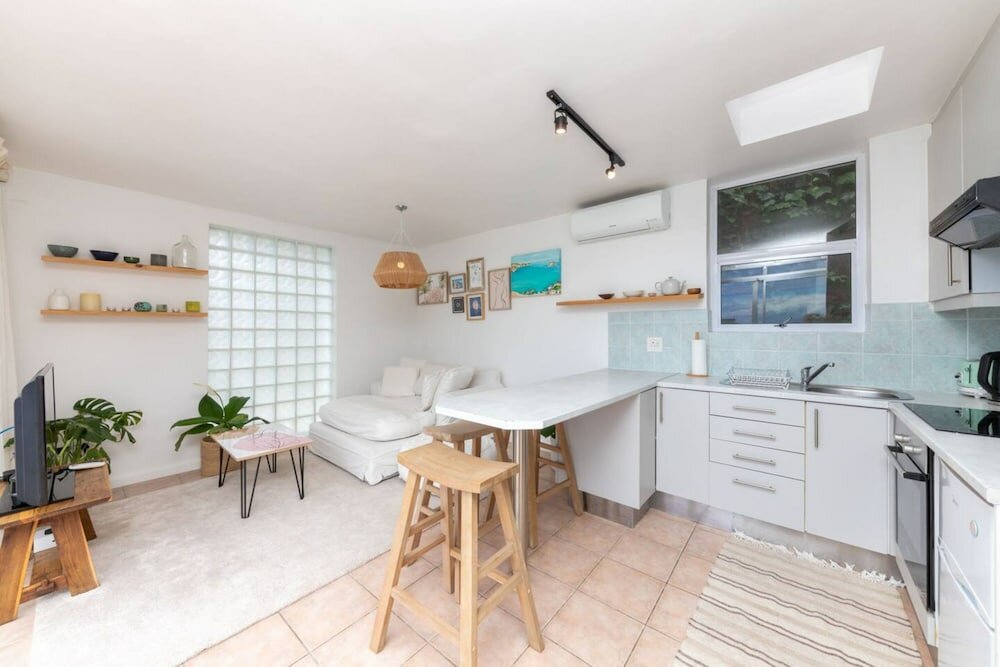 Фото Stylish and Bright 1 Bedroom Apartment - Camps Bay