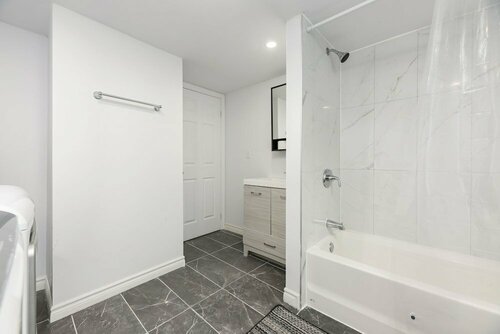 Гостиница 3 Bedroom Loft in Downtown Free parking в Монреале