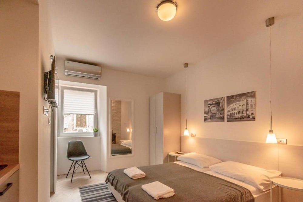 Фото Old Town Pula Studio Apartments