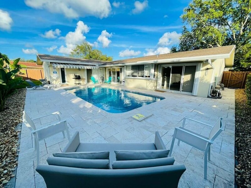 Гостиница Luxurious 3br Pool House. Lovely Place в Голливуде