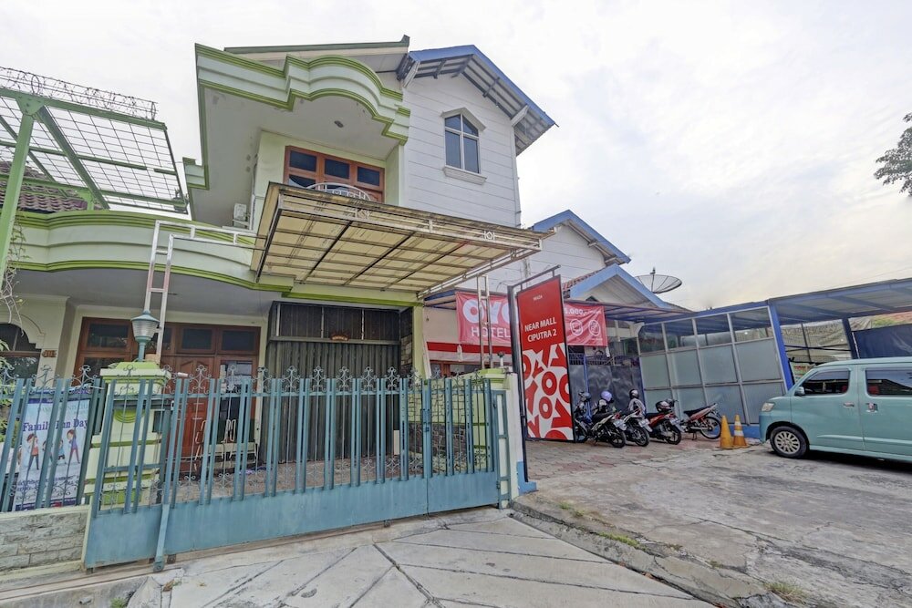 Фото Super Oyo 90426 Near Mall Ciputra 2