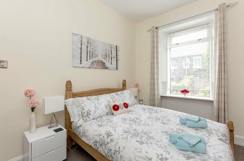 Гостиница 414 Spacious 2 Bedroom Ground Floor Apartment Near Leith в Эдинбурге