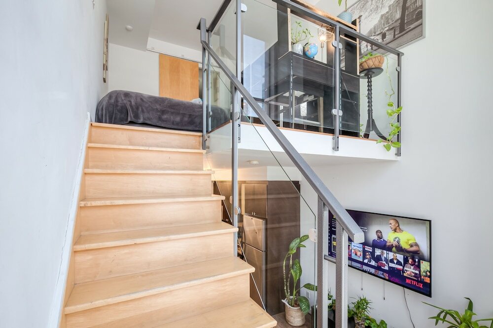 Фото 1 Shaw St Loft Suites