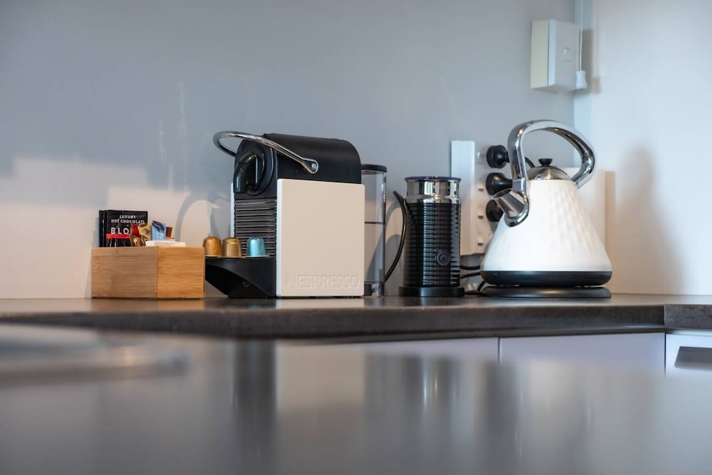 Фото Centrally Located Light-filled Studio w Parking