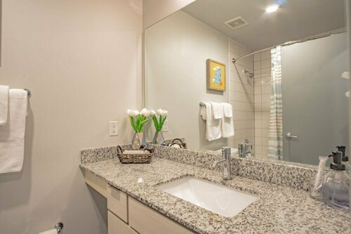Гостиница Cozy Atlanta 2br with Balcony в Атланте