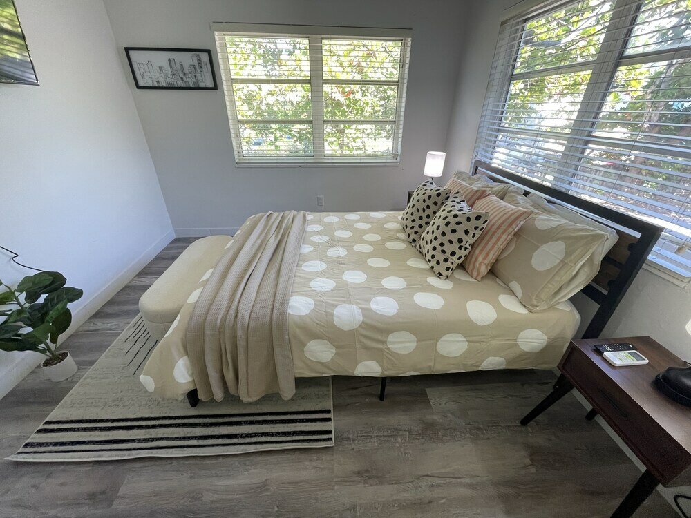 Фото Building next to CocoWalk & Brickell