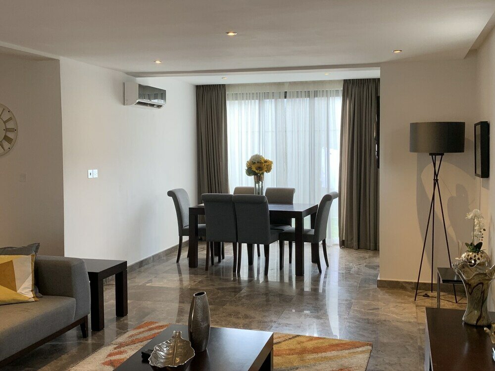 Фото Euneva Court Townhouses - Bentley Place