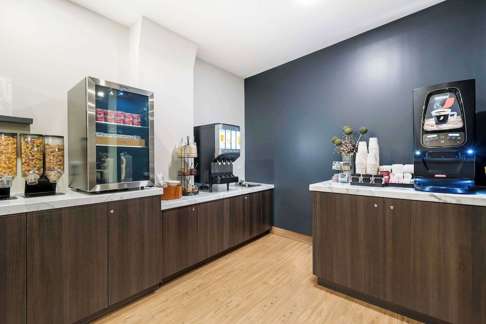 Фото Villa Inn & Suites SureStay Collection by Best Western