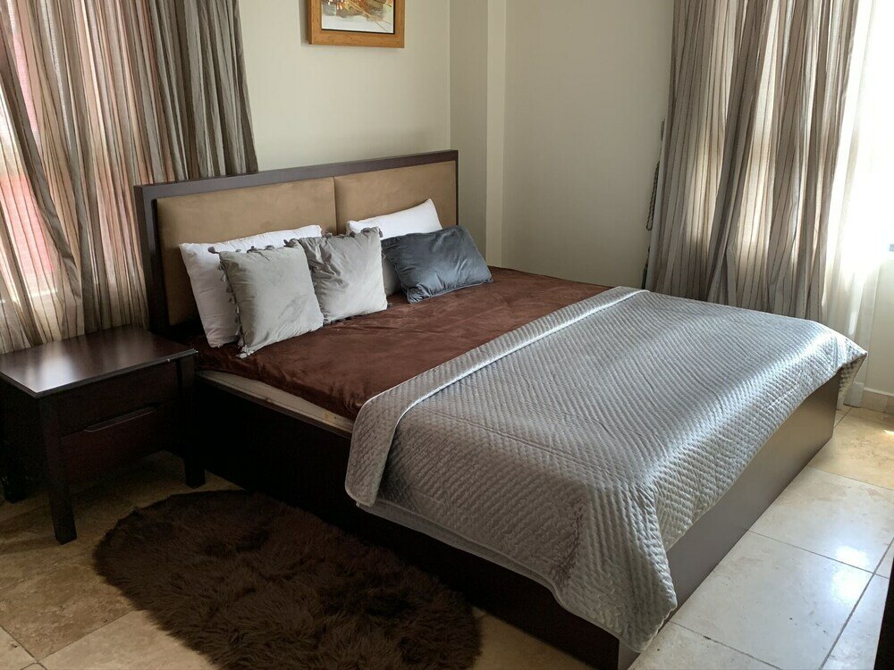 Фото Euneva Court Townhouses - Bentley Place