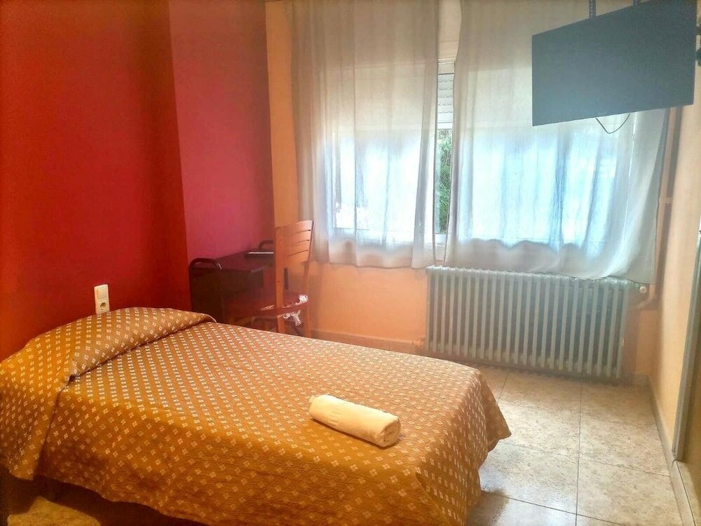 Фото Hostal Isla Cristina Mataró