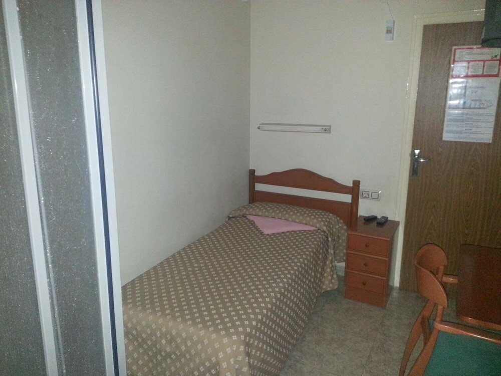 Фото Hostal Isla Cristina Mataró