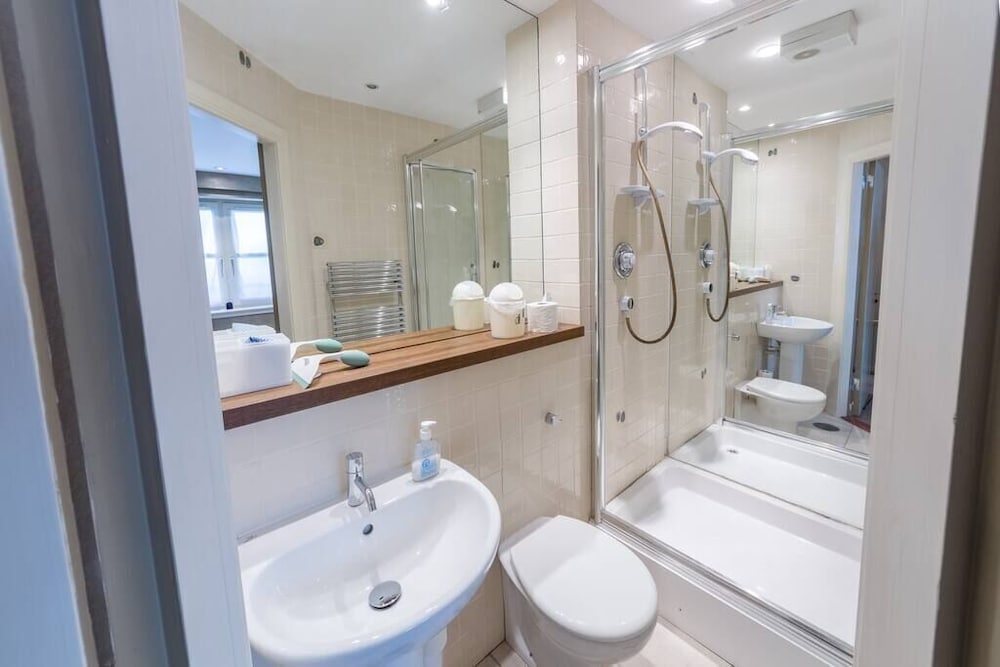 Фото Contemporary Holyrood Apartment