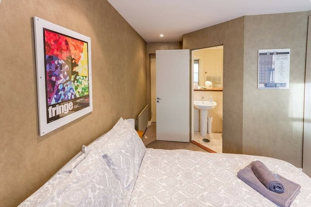 Фото Contemporary Holyrood Apartment