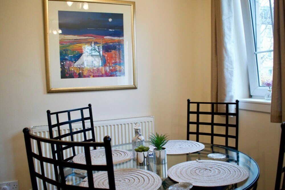 Фото Bright Apartment Close to City Centre