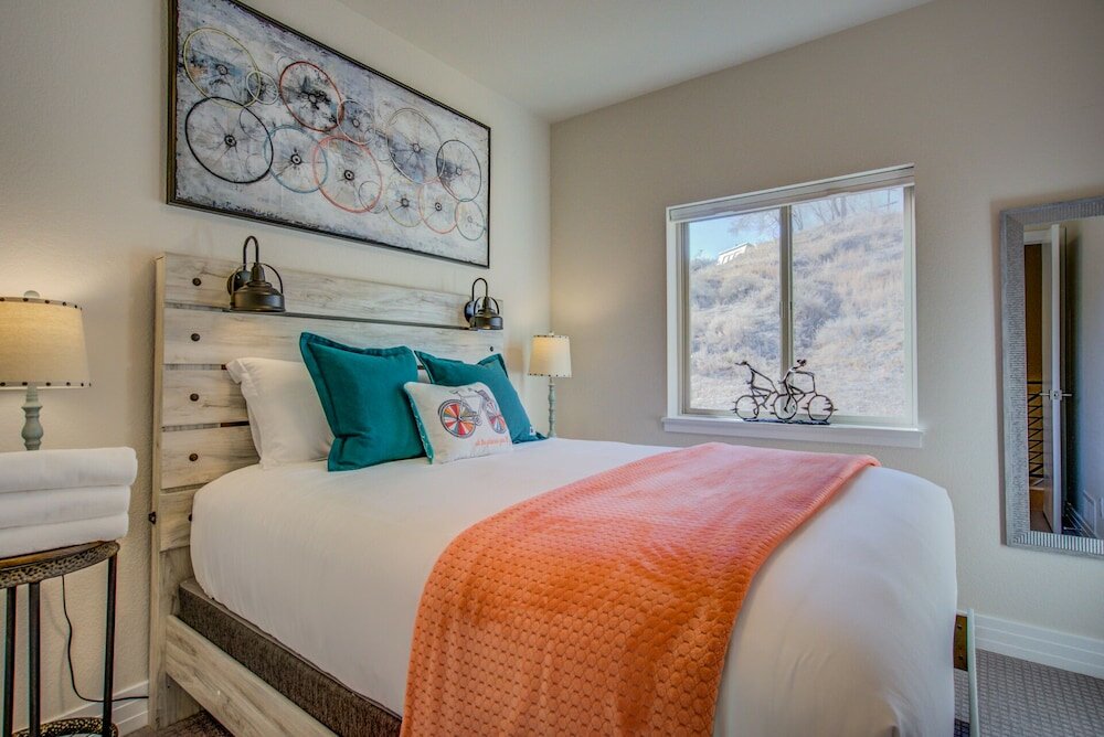 Фото Downtown Skyline Rooftop Patio Modern Townhome