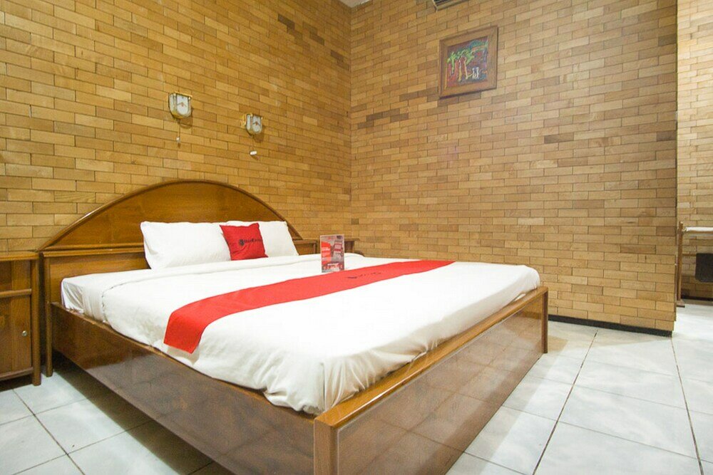 Фото RedDoorz Plus @ Jalan Raya Pasir Putih