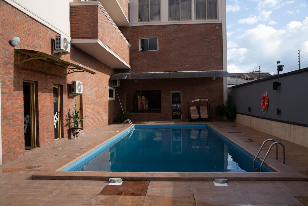 Фото Oak Haven Hotel and Suites