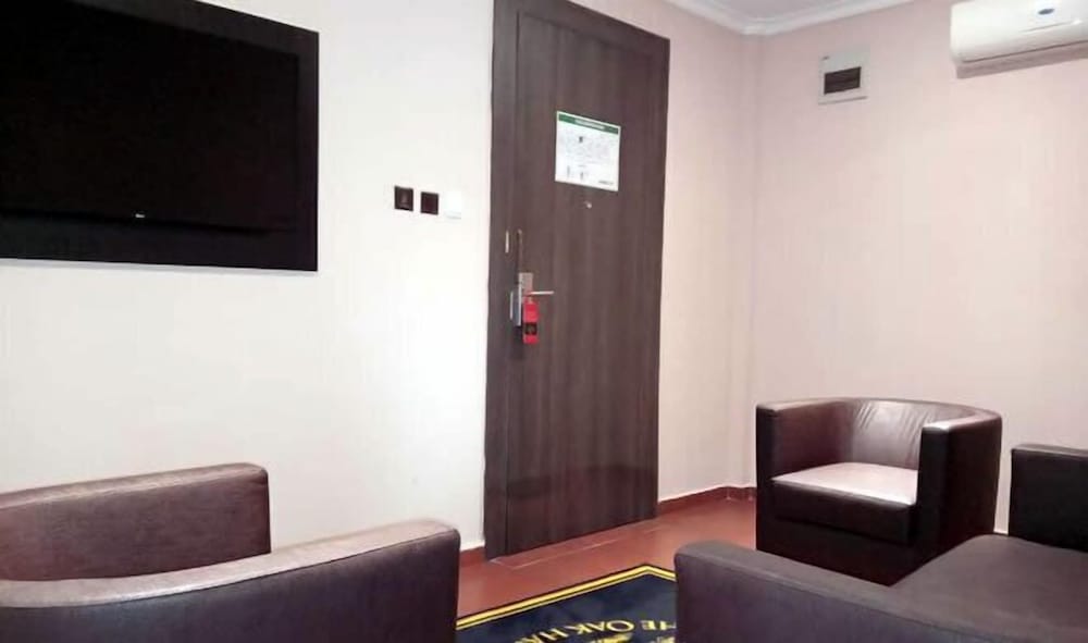 Фото Oak Haven Hotel and Suites