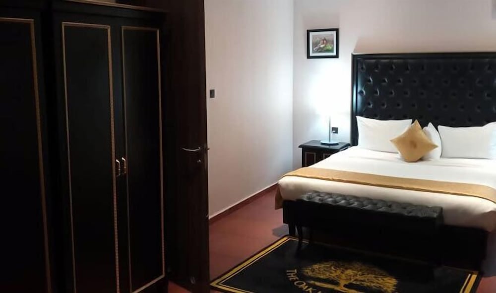 Фото Oak Haven Hotel and Suites