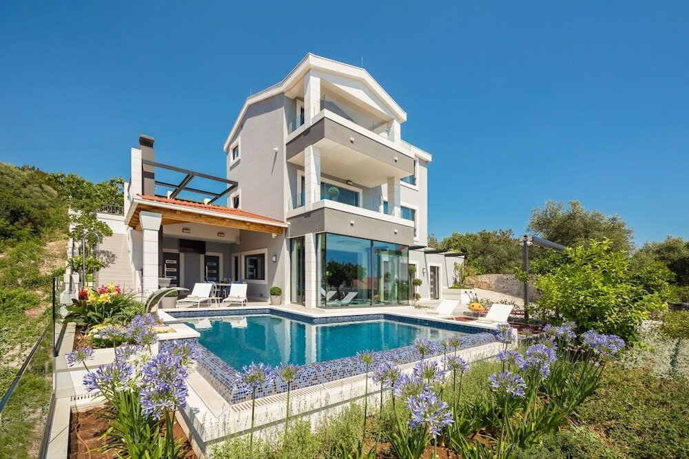 Фото Beachfront Villa Azzurro With Pool