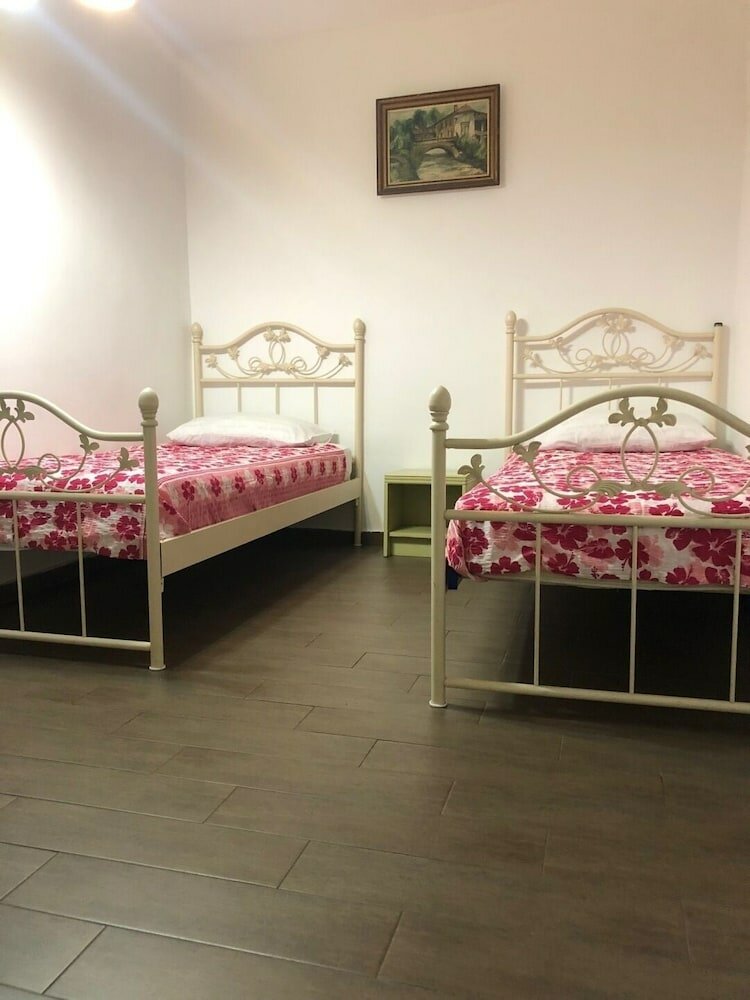 Фото Rooms Garden - Hostel