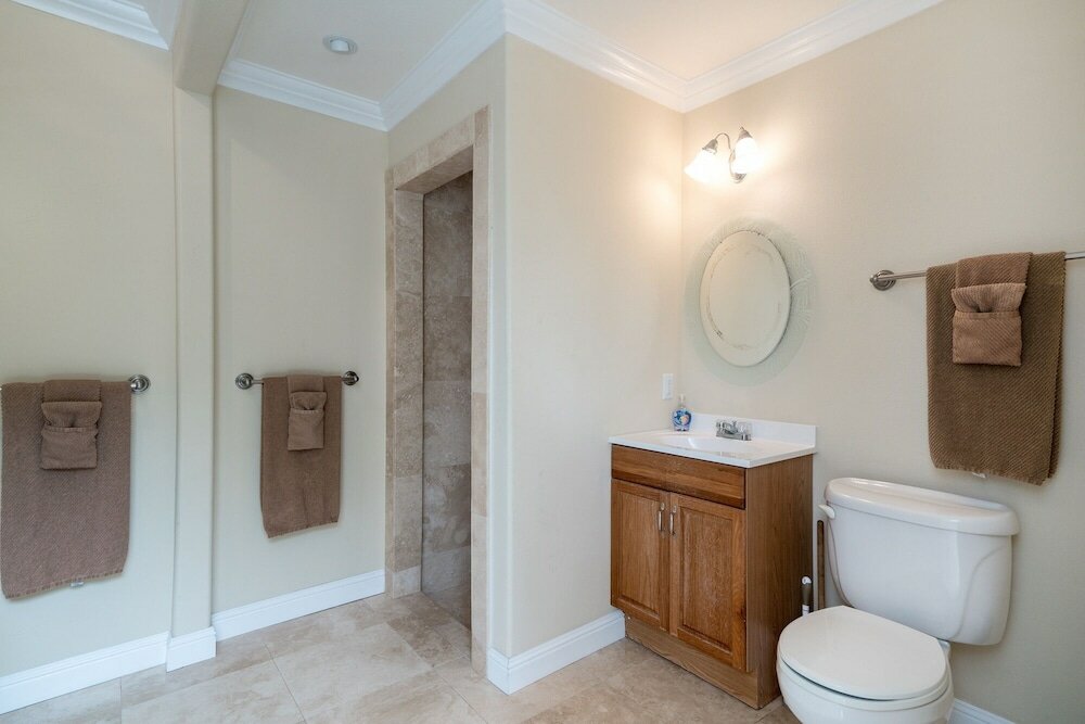 Фото Kailua Beachside 4 Bedroom Home by Redawning