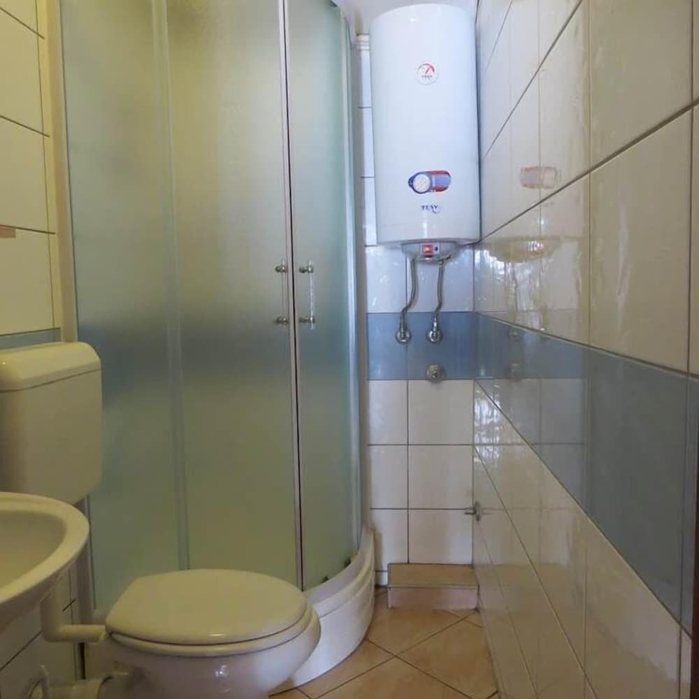 Фото Rooms Garden - Hostel