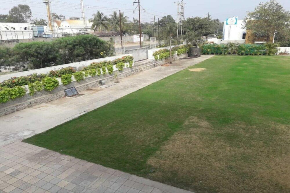 Фото Hotel President Banquet & Lawns