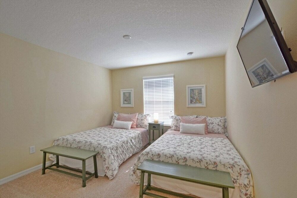 Фото Townhome W/splashpool In Storey Lake -1610st 4 Bedroom Townhouse by Redawning