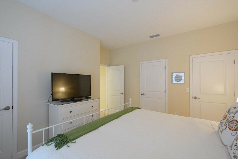 Фото Townhome W/splashpool In Storey Lake -1610st 4 Bedroom Townhouse by Redawning