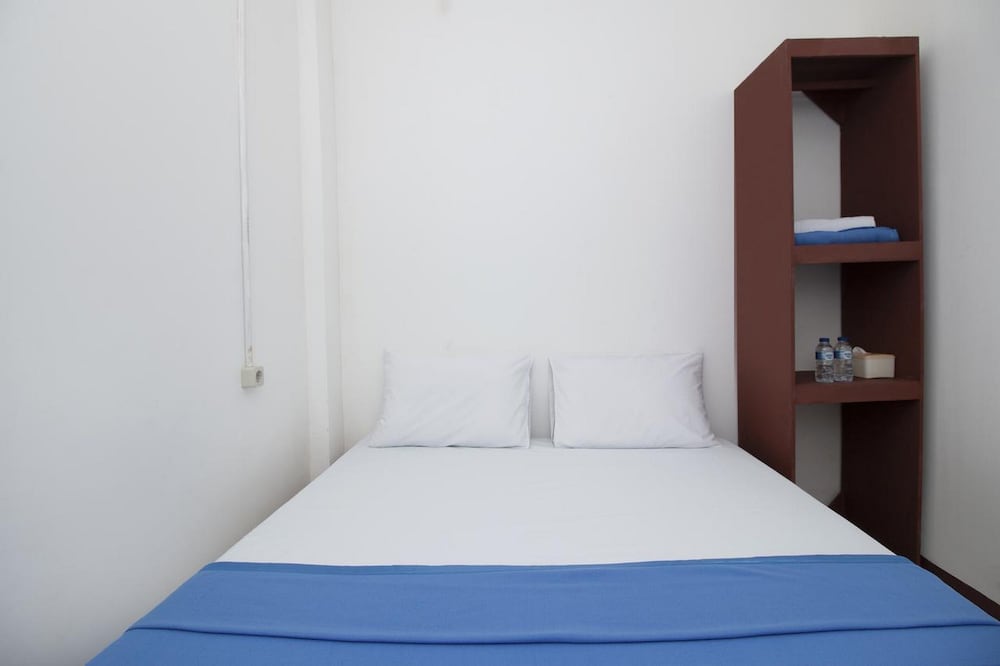 Фото RedDoorz near Riau Junction Mall 2